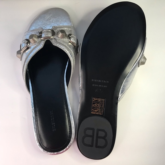 New Authentic BALENCIAGA
Cagole embellished metallic textured-leather sandals - Picture 9 of 15